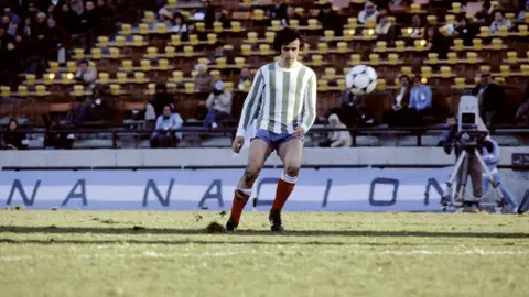 Michel Platini en juego con Francia ante Hungría con el uniforme del Club Kimberley en Argentina 78 | AFP