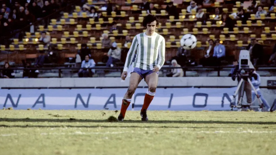 Michel Platini en juego con Francia ante Hungría con el uniforme del Club Kimberley en Argentina 78 | AFP