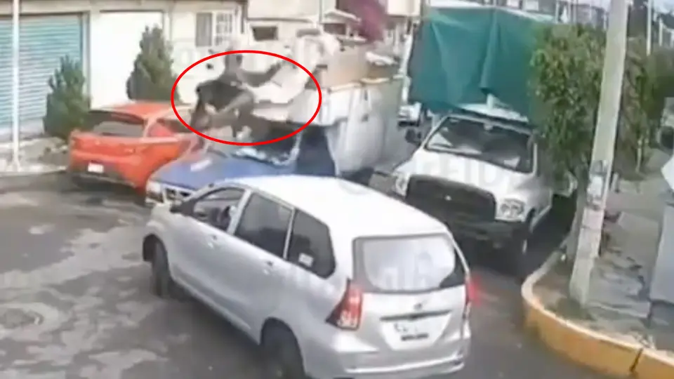 La camioneta al frenar para evitar un choque, los pasajeros de arriba salieron volando / Especial