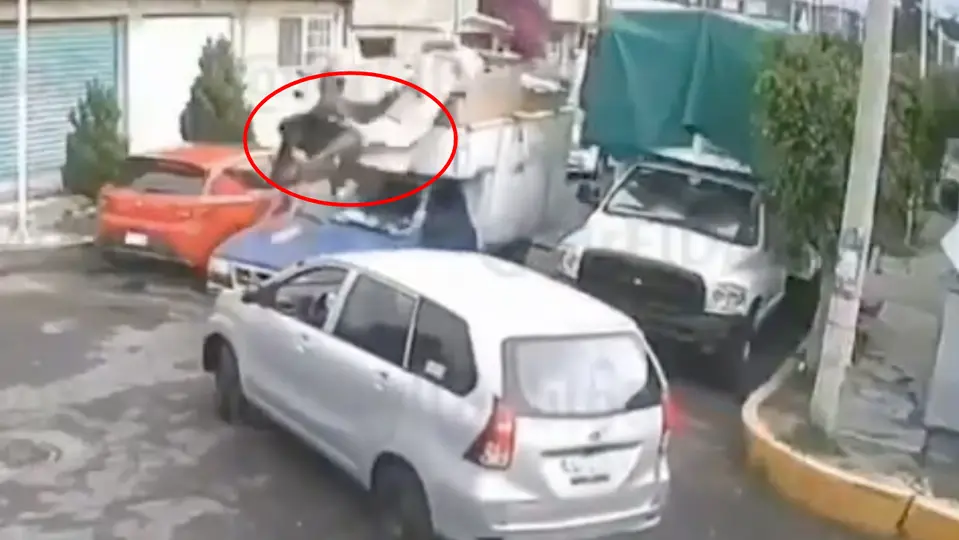 La camioneta al frenar para evitar un choque, los pasajeros de arriba salieron volando / Especial