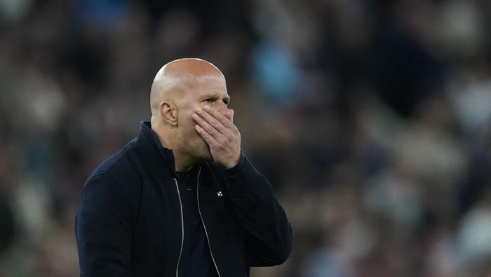 Arne Slot, frustrado por la derrota del Liverpool l AP