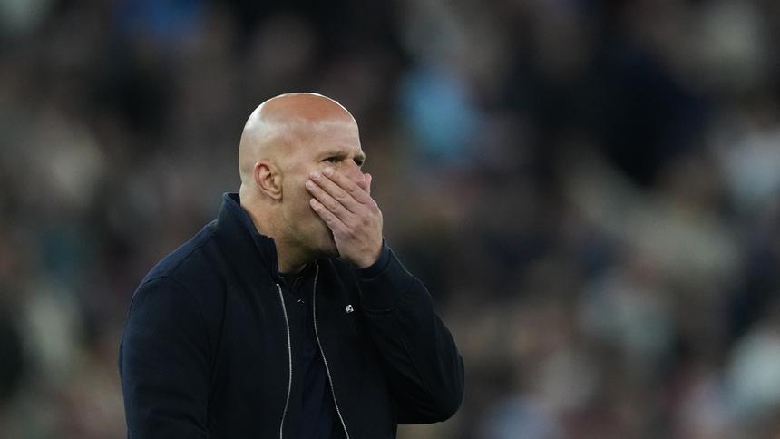 Arne Slot, frustrado por la derrota del Liverpool l AP