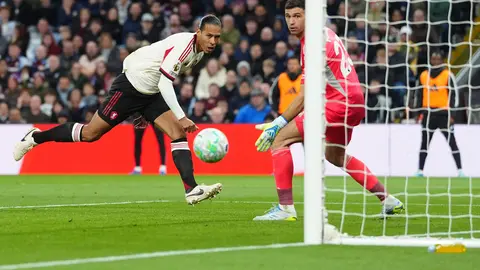 Gol de Virgin Van Dijk ante Aston Villa l AP