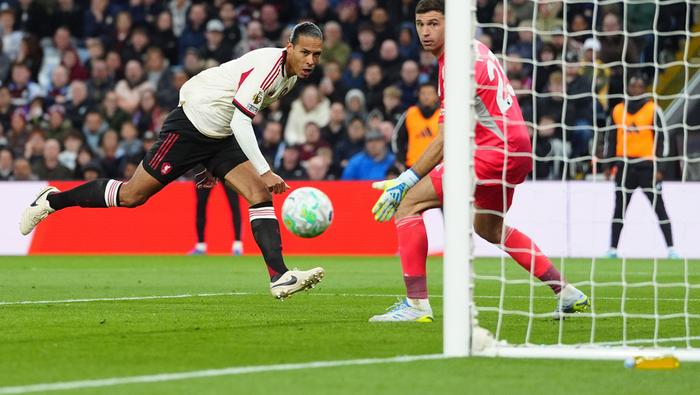 Gol de Virgin Van Dijk ante Aston Villa l AP