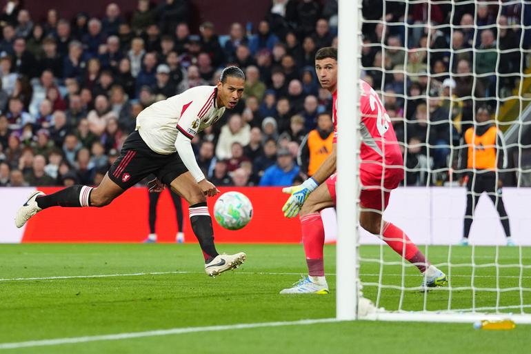 Gol de Virgin Van Dijk ante Aston Villa l AP