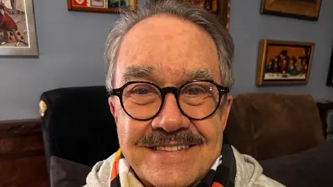 Pedro Sola, presentador de televisión | IG: @tiopedritosola