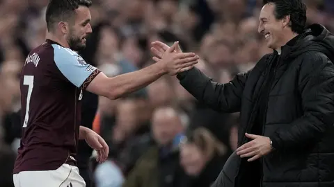 John McGinn festejando con Unai Emery  l AP