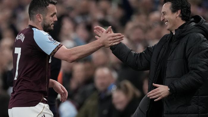 John McGinn festejando con Unai Emery  l AP