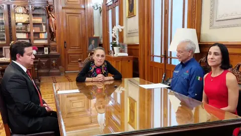 La presidenta anunció la salida de Víctor Rodríguez (der.) y la entrada de Juan Carlos Carpio (izq.) / Especial