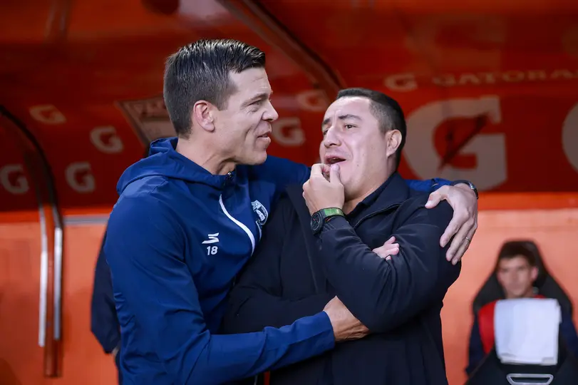 Esteban Solari y Efraín Juárez en el partido de ida de la Semifinal de Pachuca contra Pumas en la Liga MX | MEXSPORT