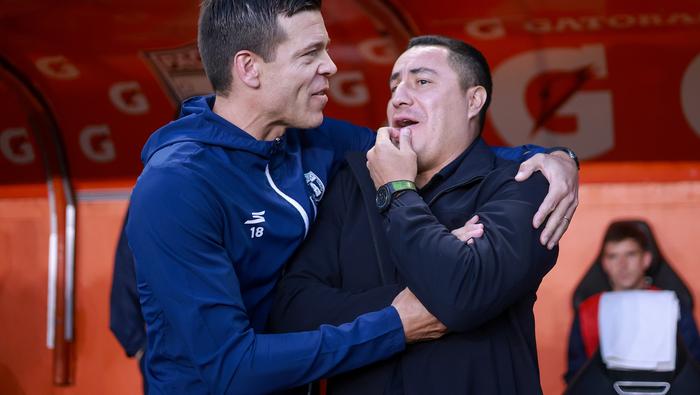 Esteban Solari y Efraín Juárez en el partido de ida de la Semifinal de Pachuca contra Pumas en la Liga MX | MEXSPORT