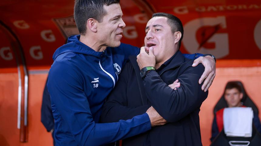 Esteban Solari y Efraín Juárez en el partido de ida de la Semifinal de Pachuca contra Pumas en la Liga MX | MEXSPORT