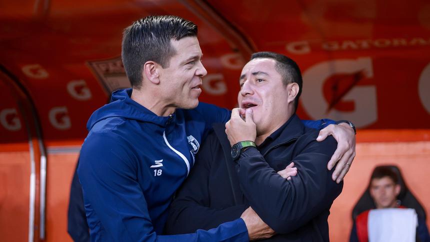 Esteban Solari y Efraín Juárez en el partido de ida de la Semifinal de Pachuca contra Pumas en la Liga MX | MEXSPORT
