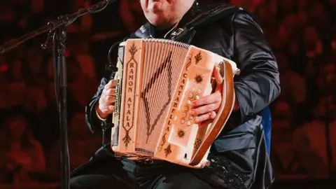 El “Rey del Acordeón” rompió el silencio luego de que su hijo fuera acusado por exmúsicos de la agrupación. / @iamramonayala