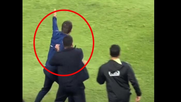 Efraín Juárez empujó a Esteban Solari en el partido de Semifinales de Ida | CAPTURA