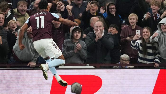 Watkins celebra su doblete ante el Liverpool l AP