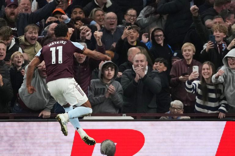 Watkins celebra su doblete ante el Liverpool l AP