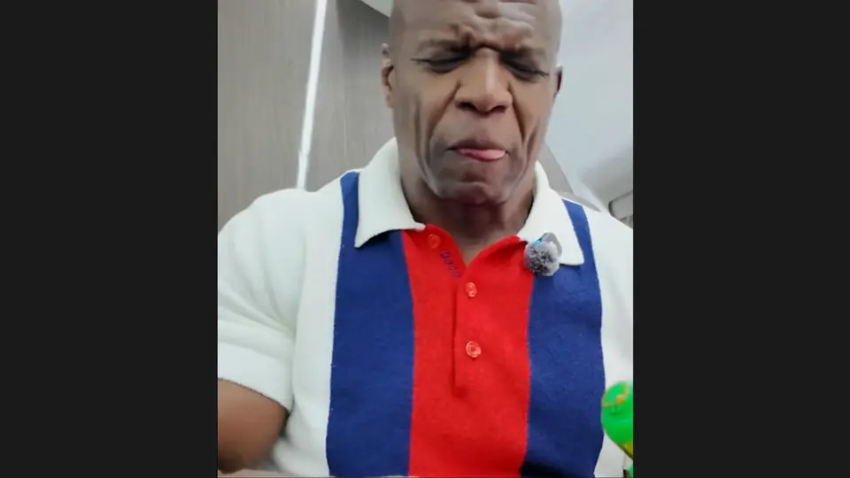 La reacción de Terry Crews al probar el Pelón Pelo Rico. / @terrycrews