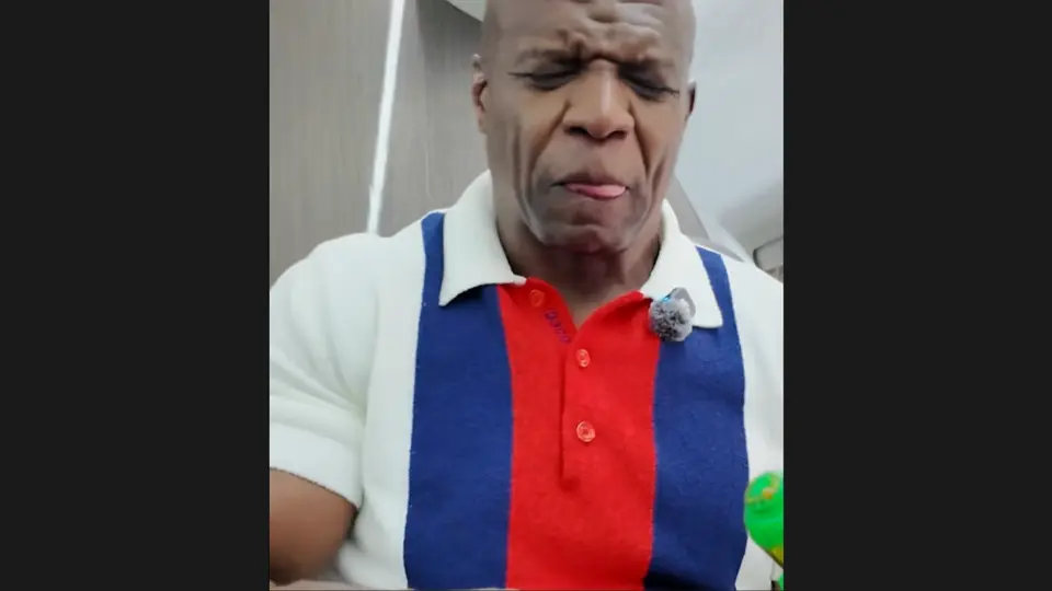 La reacción de Terry Crews al probar el Pelón Pelo Rico. / @terrycrews
