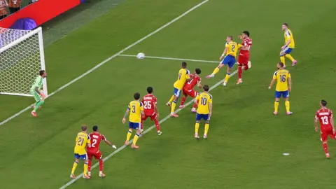 Jugadores de Suecia y Túnez en un balón parado| CARLOS PONCE