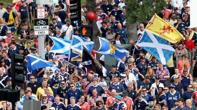 Aficionados de Escocia invaden Fenway, tras victoria ante Haití, para unirse a los Medias Rojas
