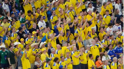 Aficionados de Suecia celebrando anotaciones de su equipo| CARLOS PONCE