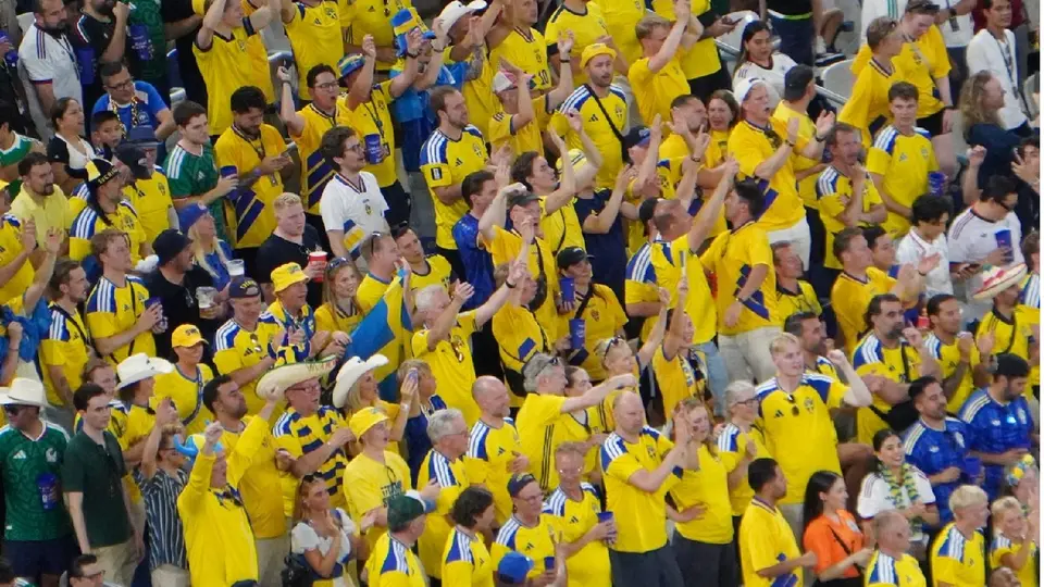 Aficionados de Suecia celebrando anotaciones de su equipo| CARLOS PONCE