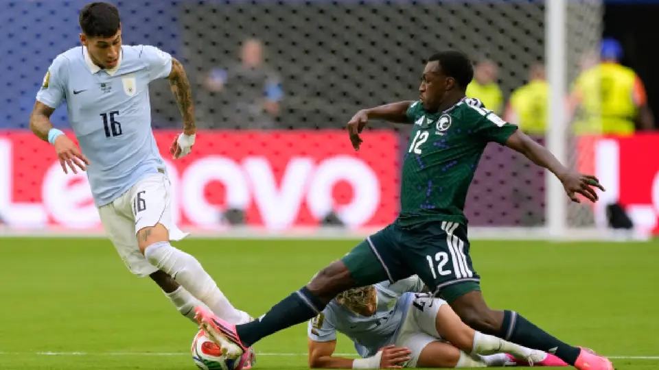 Saud Abdulhamid y Mathias Olivera peleando por el balón en el Uruguay vs Arabia Saudita | AP