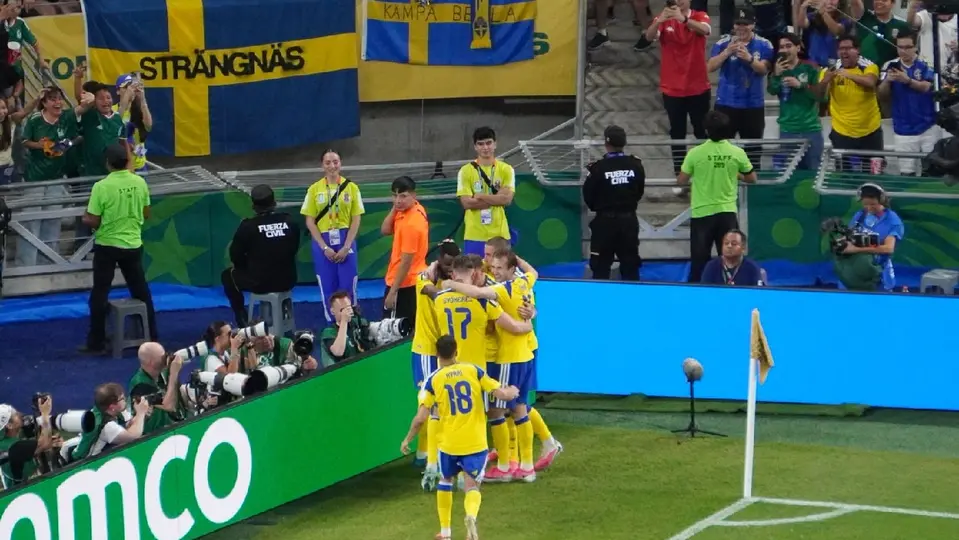 Jugadores de Suecia celebrando frente a su afición en el juego ante Túnez| CARLOS PONCE