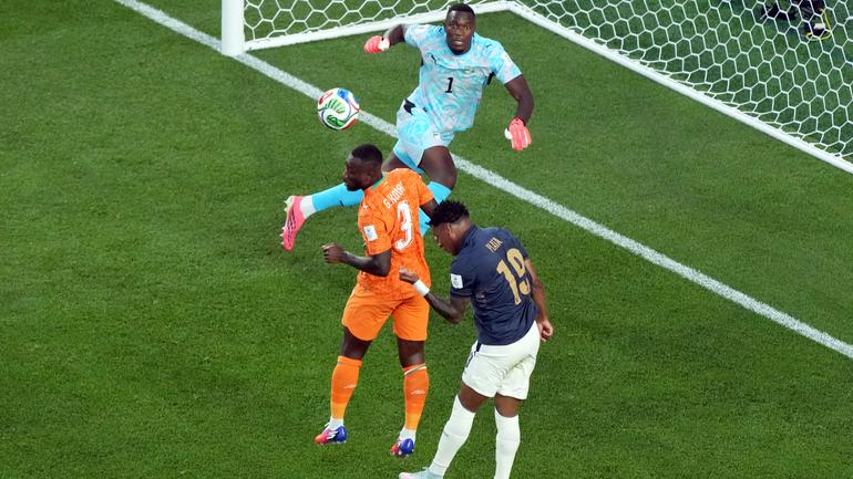 Ghislain Konan cabecea el balón contra Gonzalo Plata | AP