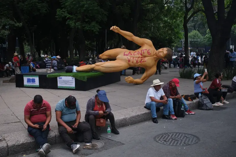 La protesta buscó visibilizar la crisis de desapariciones ante visitantes nacionales y extranjeros que asistieron al Mundial./ AP