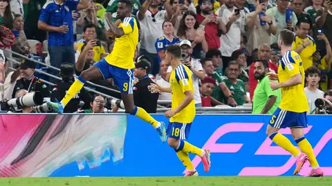 Alexander Isak marcando el 2 a 0 ante Túnez en Monterrey | AP