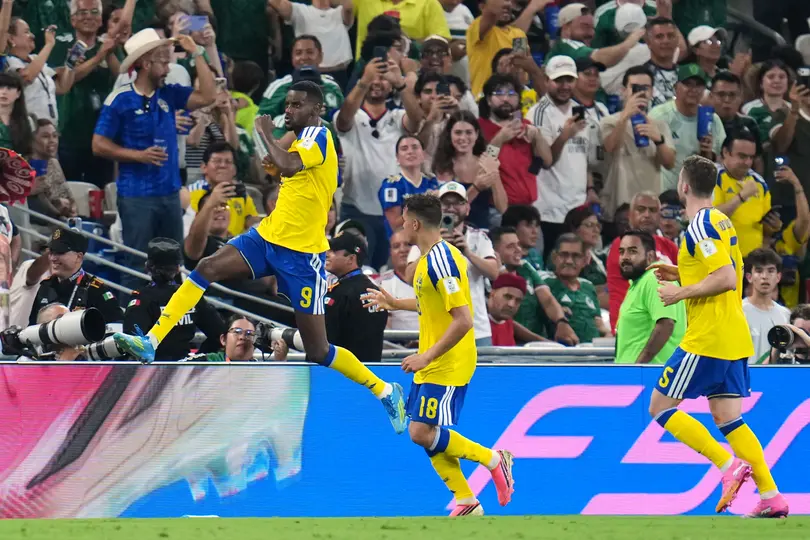 Alexander Isak marcando el 2 a 0 ante Túnez en Monterrey | AP