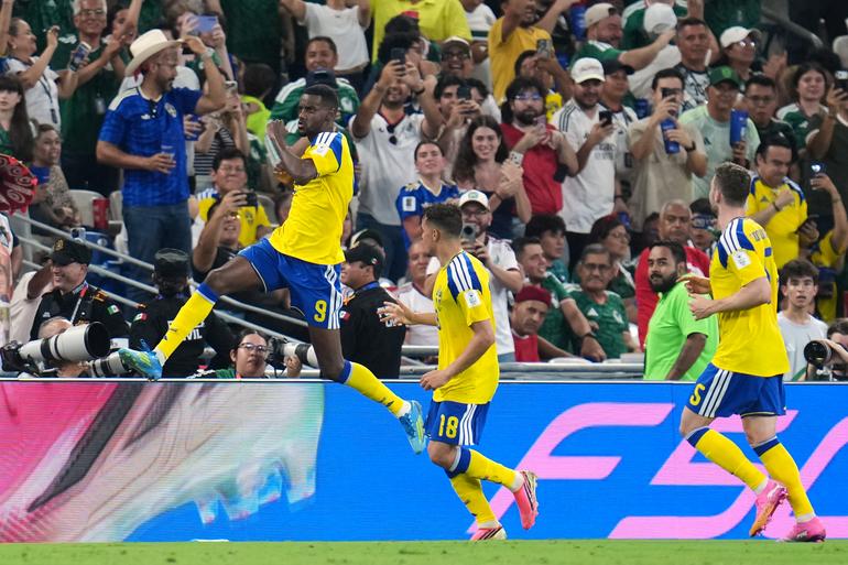 Alexander Isak marcando el 2 a 0 ante Túnez en Monterrey | AP