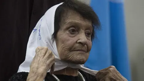 Taty Almeida transformó el dolor por la desaparición de su hijo en una causa que marcó la historia reciente de Argentina./ AFP