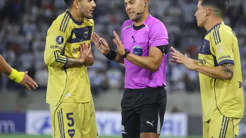 Gustavo Tejera pitandole a Boca Junior l AFP