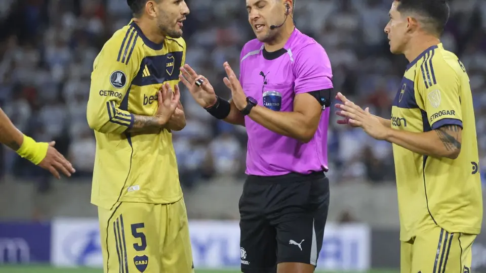Gustavo Tejera pitandole a Boca Junior l AFP