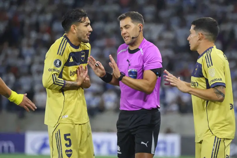 Gustavo Tejera pitandole a Boca Junior l AFP