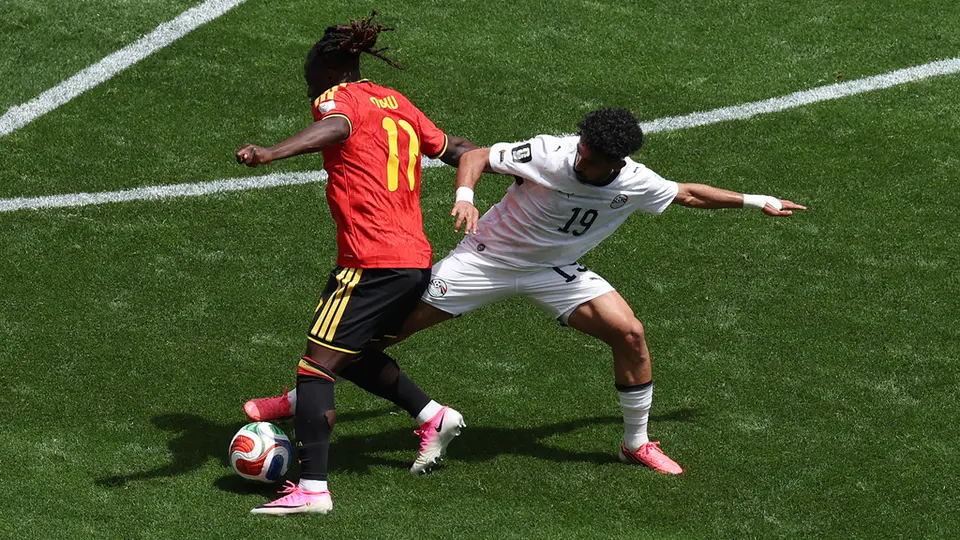 Jeremy Doku peleando el balón en el duelo en Seattle | AP