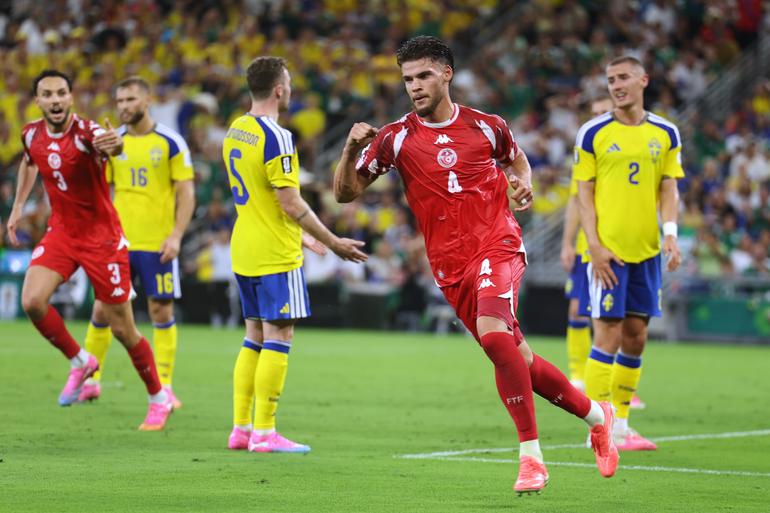 Omar Rekik anotando el gol que acerca a Túnez ante Suecia | AP