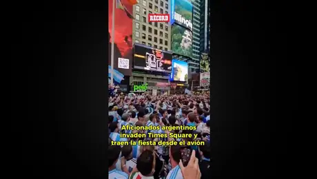 Los argentinos ya llegaron a Times Square y traen un fiestón desde el avión