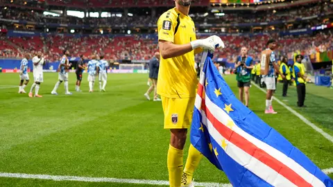 Vozinha siendo el héroe de Cabo Verde l AP