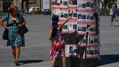 La organización utilizó el escaparate internacional del Mundial para recordar que miles de familias siguen esperando noticias de sus seres queridos./ AP