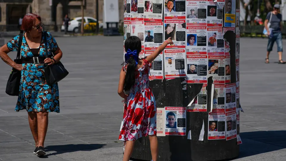 La organización utilizó el escaparate internacional del Mundial para recordar que miles de familias siguen esperando noticias de sus seres queridos./ AP