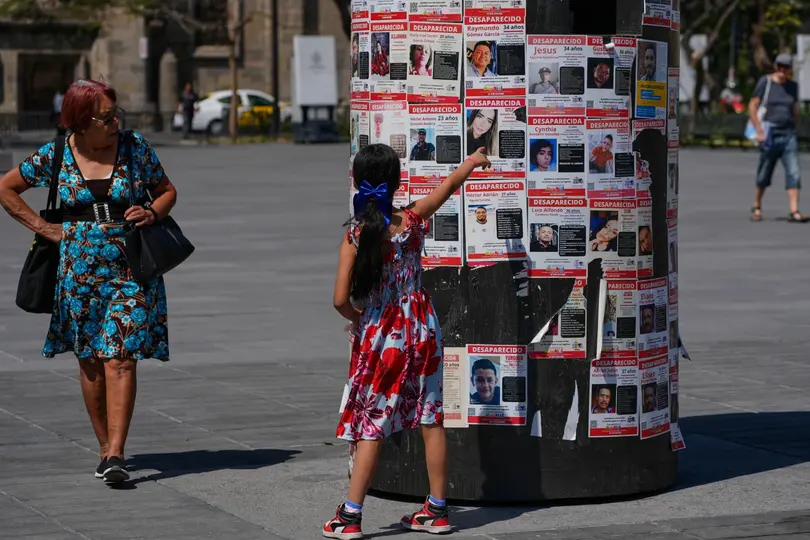 La organización utilizó el escaparate internacional del Mundial para recordar que miles de familias siguen esperando noticias de sus seres queridos./ AP