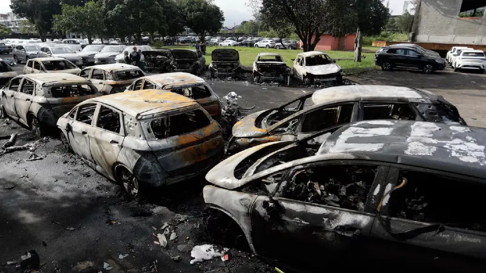 El 14 de Junio del 2026, cayeron dos helicópteros en el concesionario de carros. / AP Photo Bruna Prado.