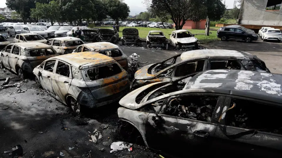 El 14 de Junio del 2026, cayeron dos helicópteros en el concesionario de carros. / AP Photo Bruna Prado.
