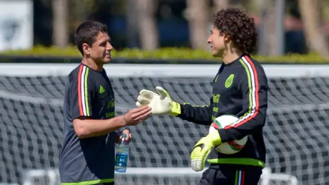 Chicharito reacciona a la convocatoria de Memo Ochoa para el Mundial 2026