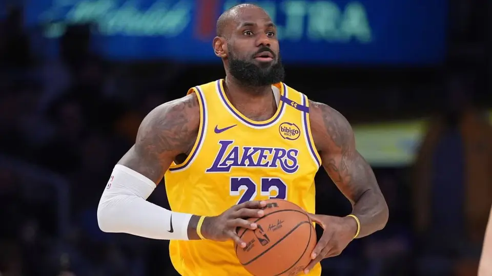 LeBron James jugando con Lakers | AP
