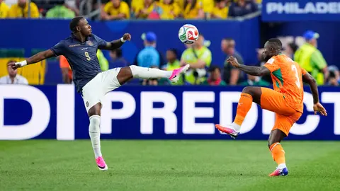 Yeboah de Ecuador y Konan de Costa de Marfil pelean por el balón | AP